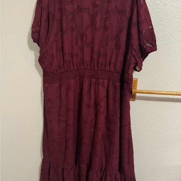 Elegant Burgundy Midi Dress - Picture 3 of 6
